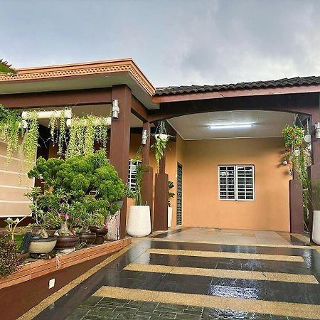 Leisure Homestay Kampong Peruntun Exterior photo