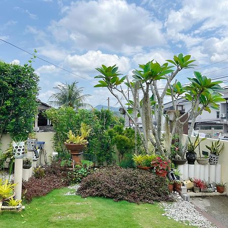 Leisure Homestay Kampong Peruntun Exterior photo